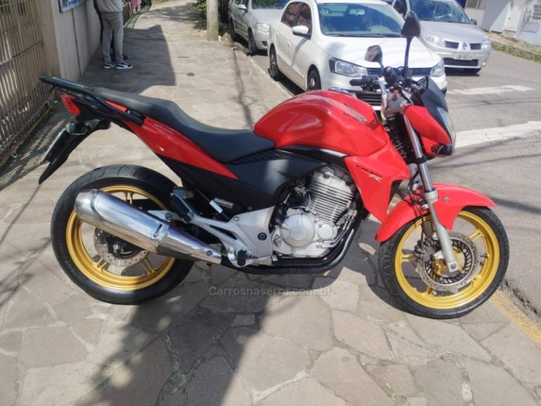 HONDA - CB 300R - 2015/2015 - Vermelha - R$ 15.500,00