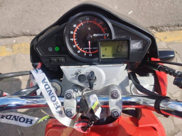 HONDA - CB 300R - 2015/2015 - Vermelha - R$ 15.500,00