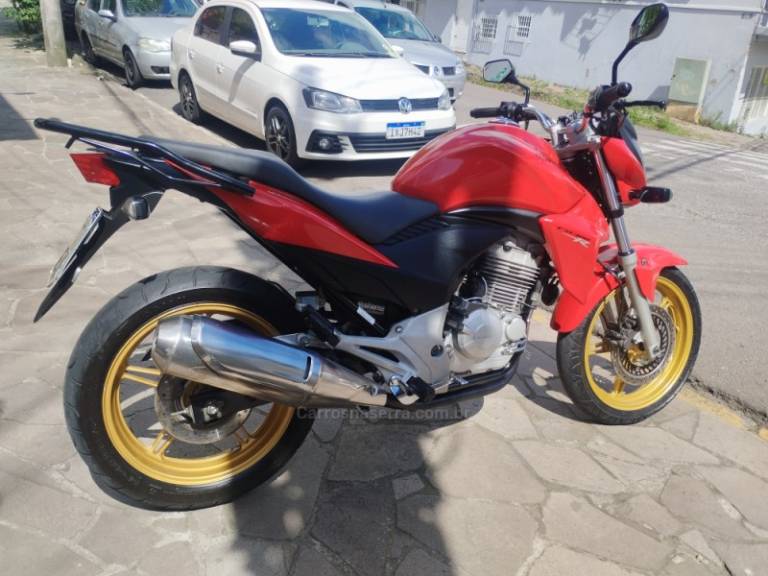 HONDA - CB 300R - 2015/2015 - Vermelha - R$ 15.500,00