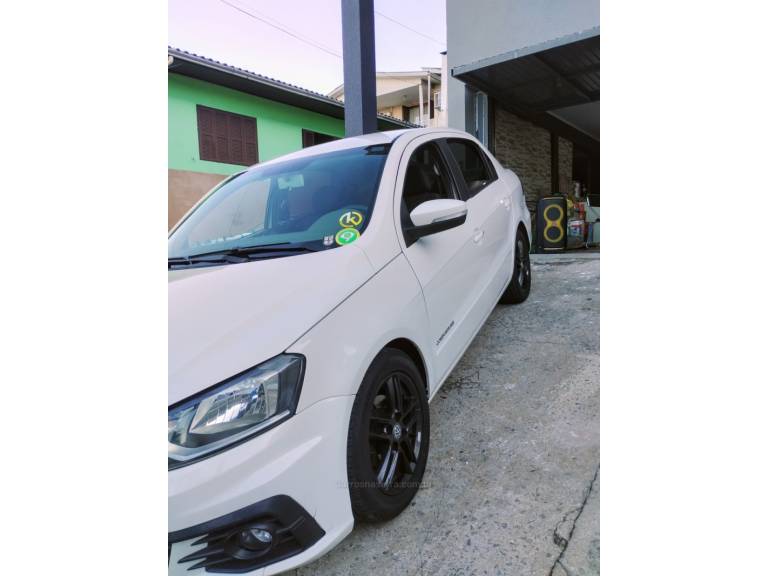 VOLKSWAGEN - VOYAGE - 2016/2017 - Branca - R$ 49.999,00