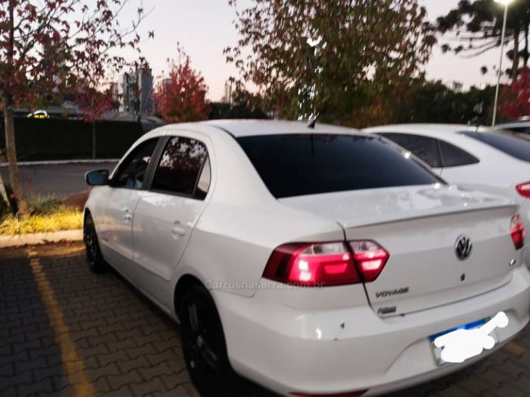 VOLKSWAGEN - VOYAGE - 2016/2017 - Branca - R$ 49.999,00