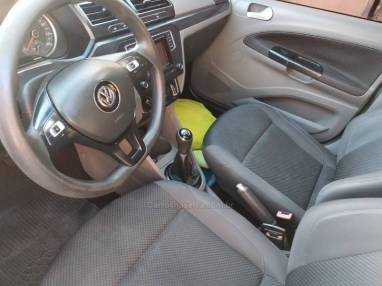 VOLKSWAGEN - VOYAGE - 2016/2017 - Branca - R$ 49.999,00