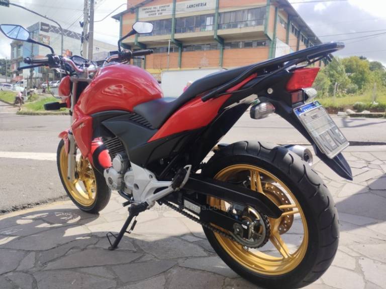 HONDA - CB 300R - 2015/2015 - Vermelha - R$ 15.500,00