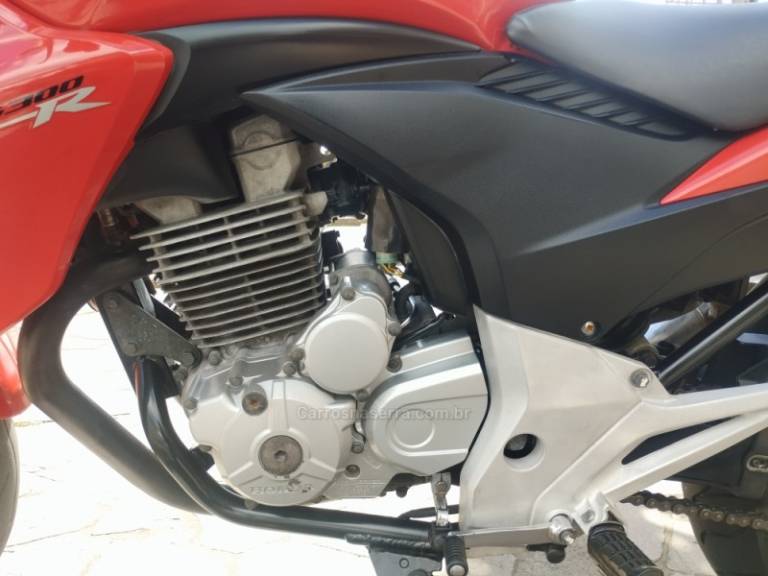 HONDA - CB 300R - 2015/2015 - Vermelha - R$ 15.500,00