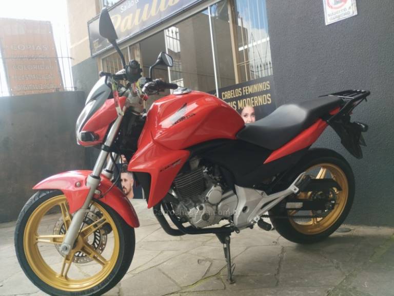 HONDA - CB 300R - 2015/2015 - Vermelha - R$ 15.500,00