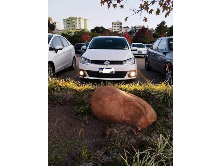 VOLKSWAGEN - VOYAGE - 2016/2017 - Branca - R$ 49.999,00