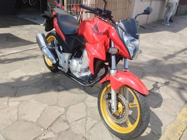 HONDA - CB 300R - 2015/2015 - Vermelha - R$ 15.500,00