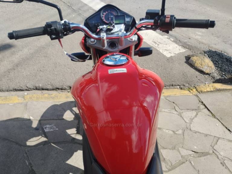 HONDA - CB 300R - 2015/2015 - Vermelha - R$ 15.500,00