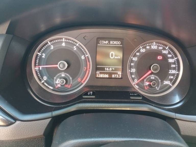 VOLKSWAGEN - VOYAGE - 2016/2017 - Branca - R$ 49.999,00