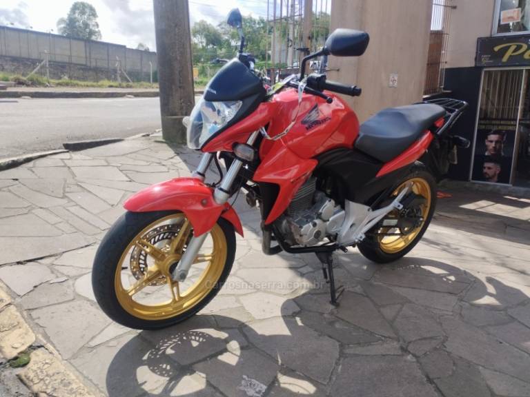 HONDA - CB 300R - 2015/2015 - Vermelha - R$ 15.500,00