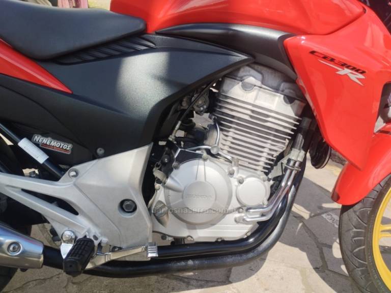 HONDA - CB 300R - 2015/2015 - Vermelha - R$ 15.500,00
