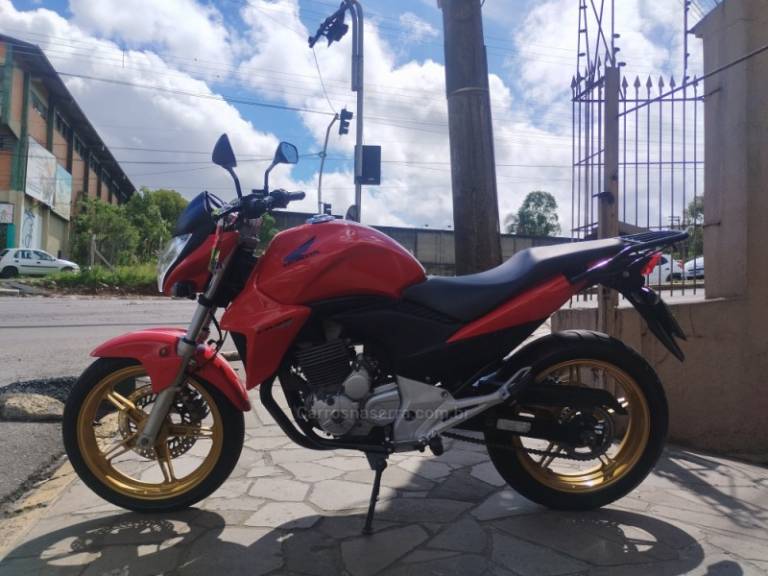 HONDA - CB 300R - 2015/2015 - Vermelha - R$ 15.500,00